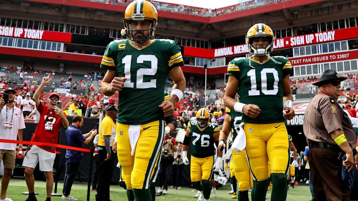 Aaron Rodgers names 5 Packers teammates that might influence decision to stay
