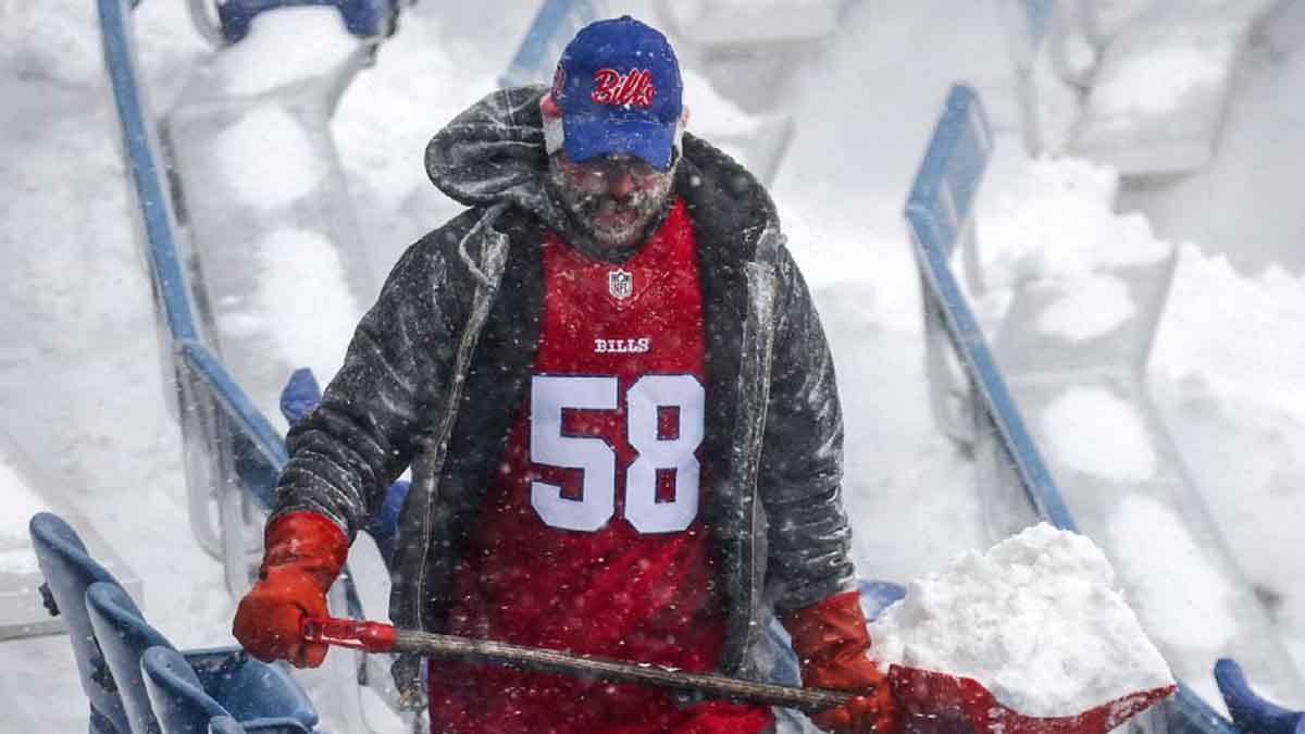 Bills and Steelers Fans Dig Through Snow to Find Seats in Stands
